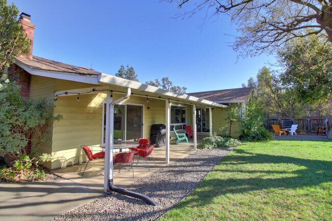 Building Photo - Great Central Davis 3 bedroom 2 bath home