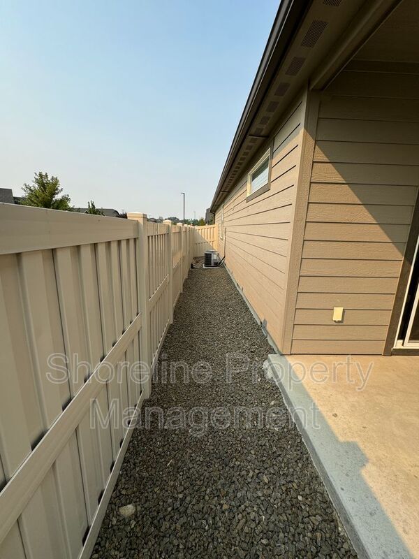 Building Photo - 511 Diamond Lake St