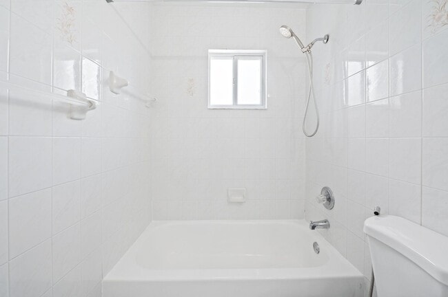Building Photo - Newly Renovated 2 bed and 3 bath Townhome ...