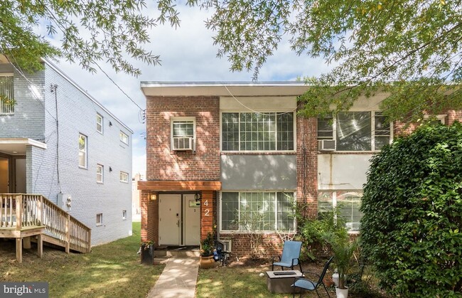 Building Photo - 42 Varnum St NE