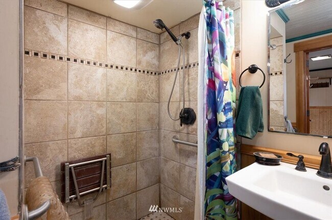 Building Photo - 3 Bedroom 1800 sq ft Cute Farm House with ...