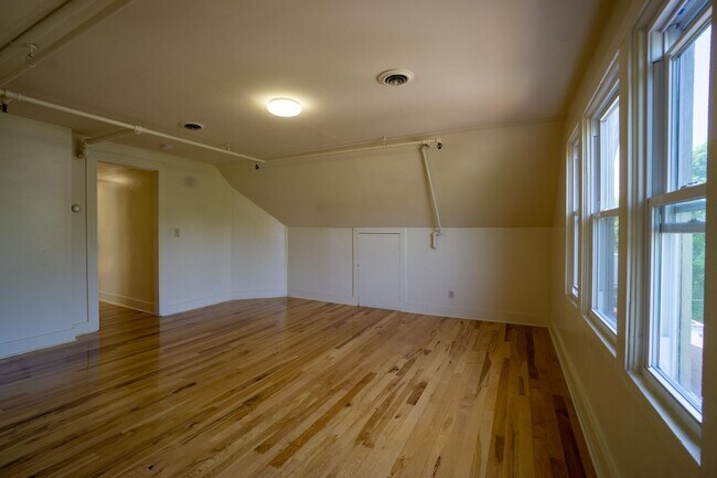 Building Photo - 833 Sumner Ave