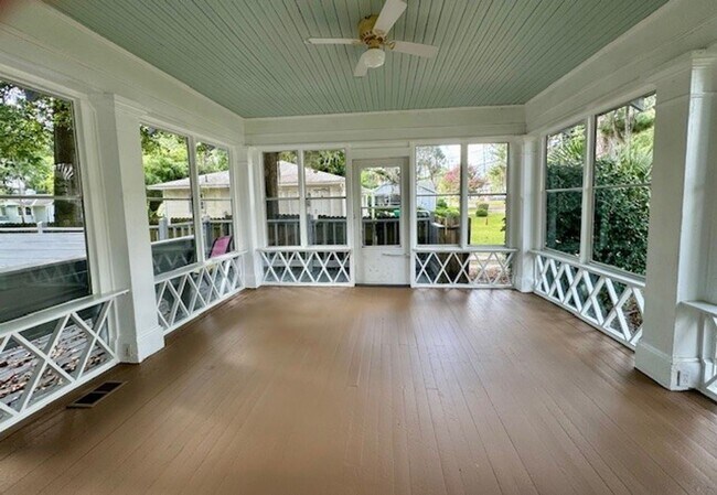 Building Photo - THREE BEDROOM, TWO BATH