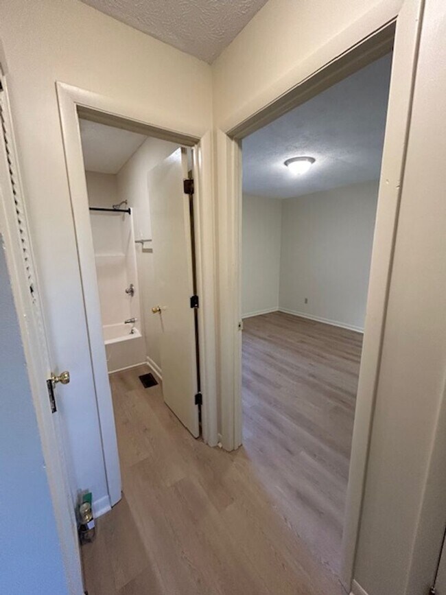 Building Photo - 3601 Hillcrest Dr