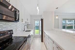 Building Photo - 2110 NE 42nd St