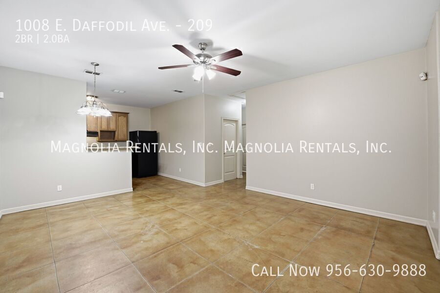 Building Photo - 1008 E Daffodil Ave