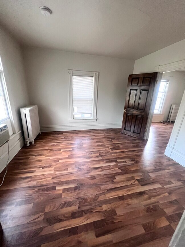 Building Photo - 716 N Walnut St