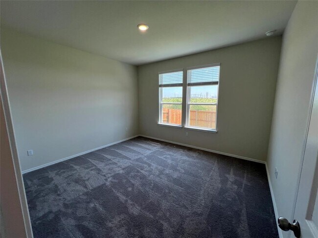 Building Photo - 561 Papaya Dr