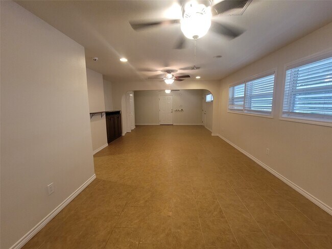 Building Photo - 107 Avalon Way