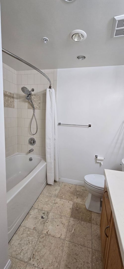 Building Photo - Modern 2 Bed, 2 Bath Condo in the Heart of...