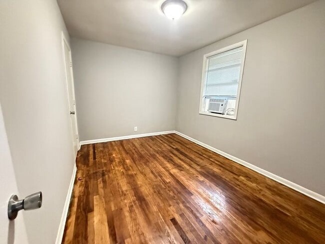 Building Photo - For Rent - 2 Bedroom Apartment Near Downto...