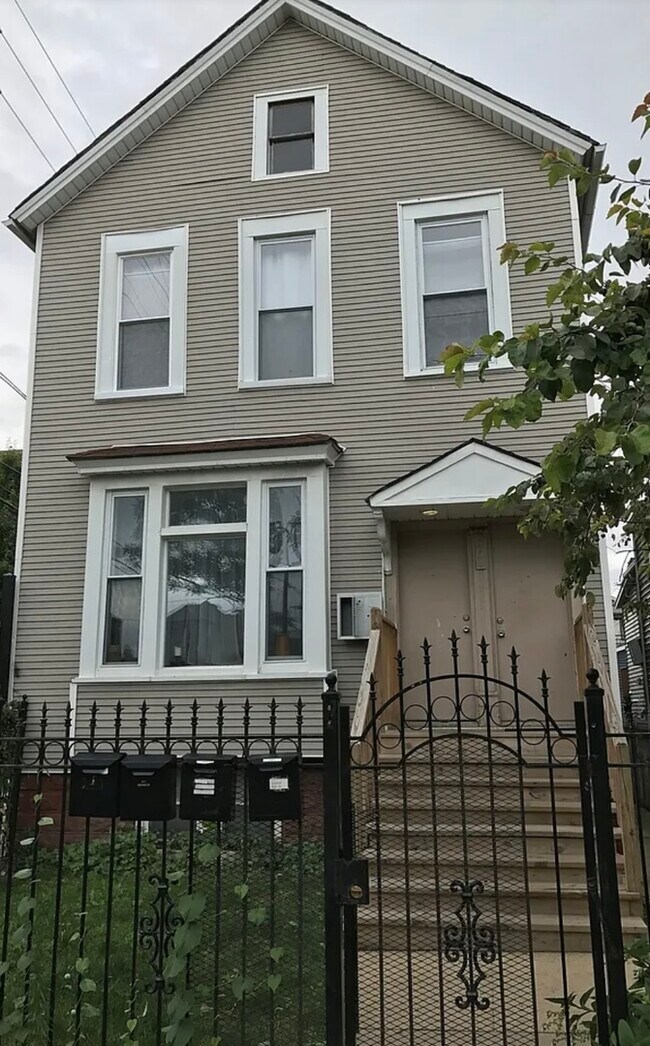 Primary Photo - 2416 N Maplewood Ave