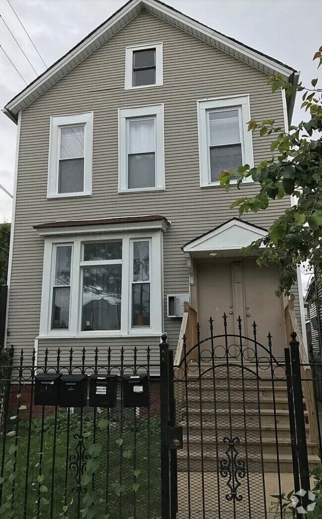 Building Photo - 2416 N Maplewood Ave
