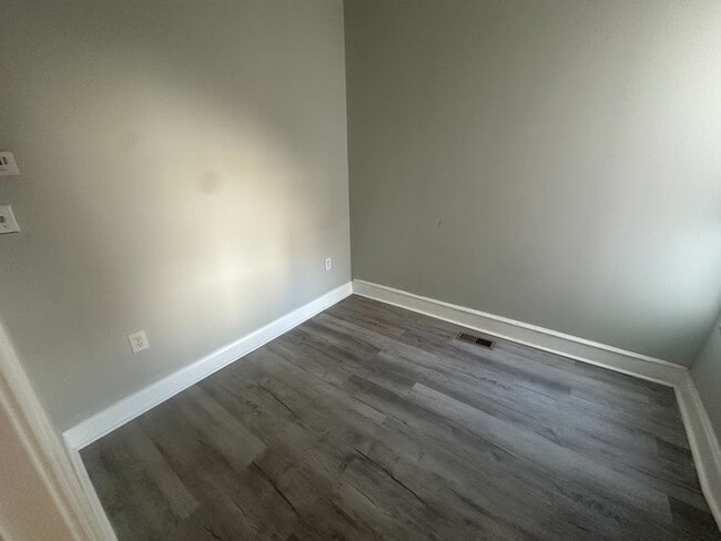 Building Photo - 1325 N 49th St