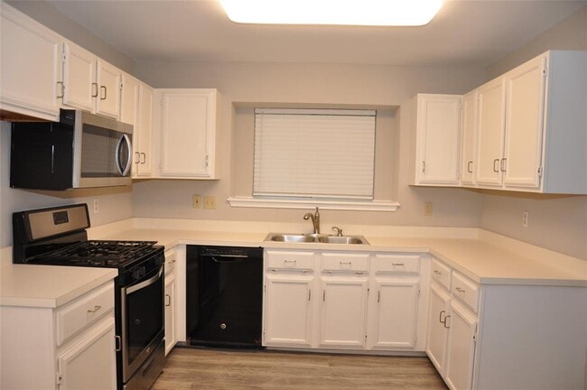 Building Photo - 800 Daffodil Dr