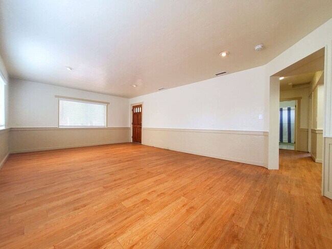 Building Photo - Mollison Duplex
