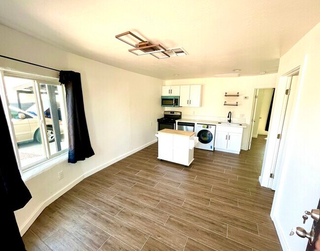 Building Photo - Renovated in the heart of Roosevelt Distri...