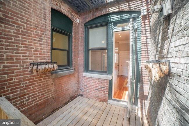 Building Photo - 2126 Locust St