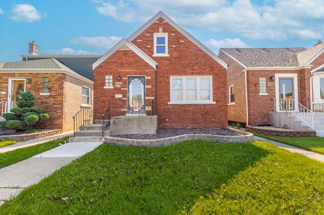 Primary Photo - 6835 S Komensky Ave