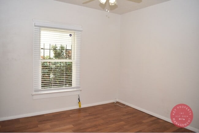 Building Photo - Charming 2-Bedroom Downtown Unit – Availab...