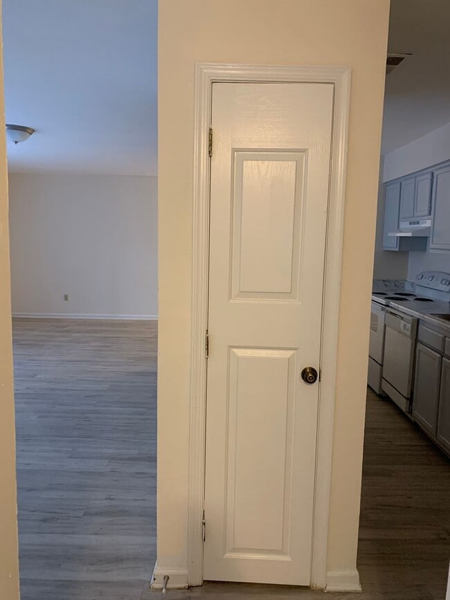 Building Photo - Rent Special! Receive half off 1st full mo...