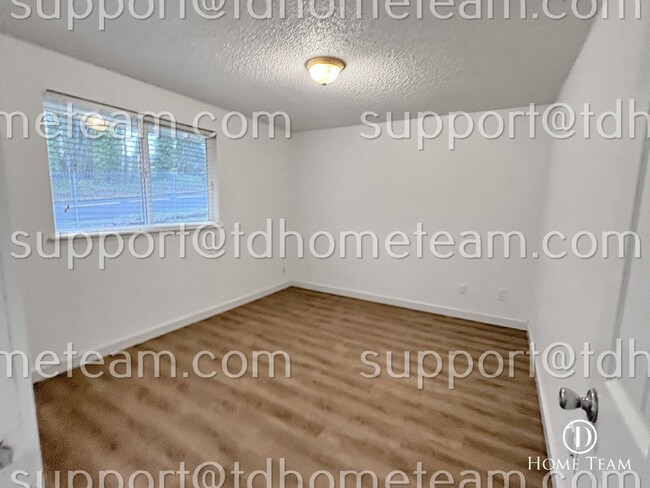 Building Photo - "Charming 2-Bed Gem in Tacoma - Cozy Living"