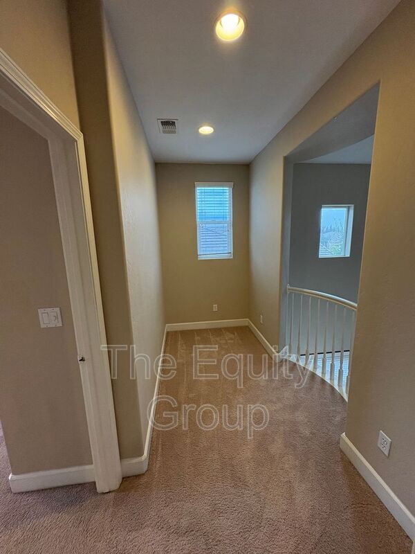 Building Photo - 3116 W Buena Vista Ave