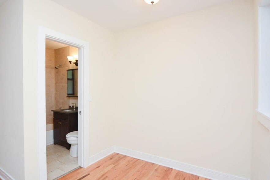 Building Photo - 4551 N Damen