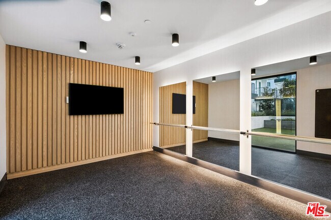 Building Photo - 2455 Overland Ave