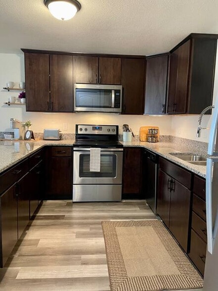 Building Photo - 1001 Cedar St