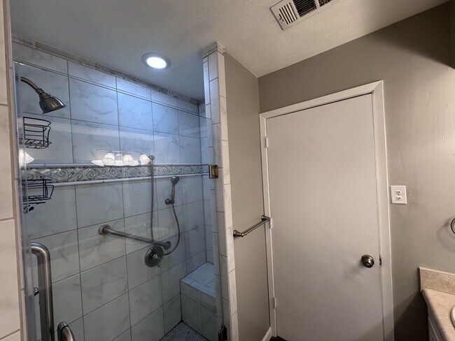 Building Photo - 2308 Avondale Dr
