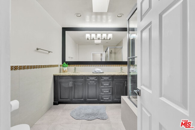 Building Photo - 326 N Doheny Dr