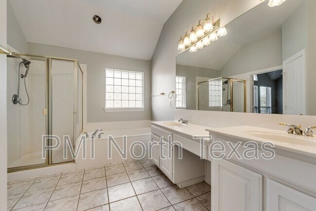 Building Photo - 4911 Lakeland Dr