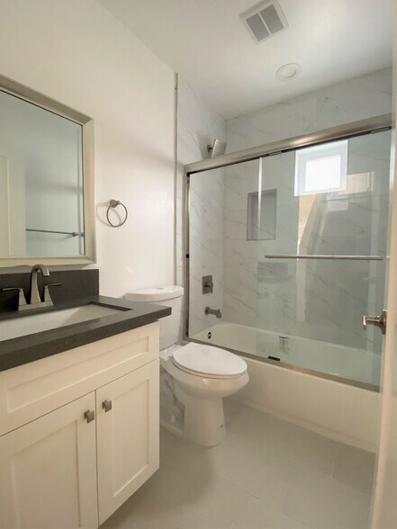 Building Photo - 545 N Kingsley Dr