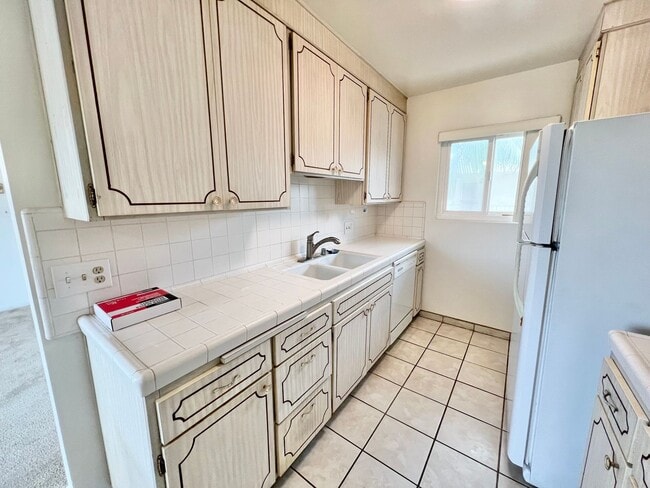 Building Photo - Top Floor 1 Bedroom Bixby Park Top Floor C...