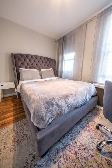 Building Photo - 305 E 104th St