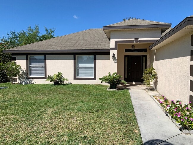 Building Photo - 4 Bedroom 2 bath CBS House with 2 car garage