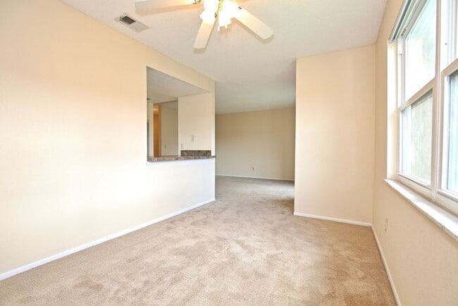 Building Photo - Modern 2/2 Condo in Hawthorne Village - Or...