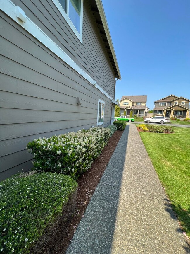 Building Photo - 2 Bedroom 1.75 Bathroom Condo in North Bellingham