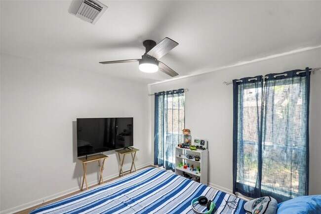 Building Photo - 15134 Corona Del Mar Dr