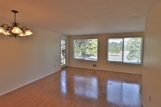 Building Photo - 2 Bedroom 1 Bathroom w/ Deck and Parking!