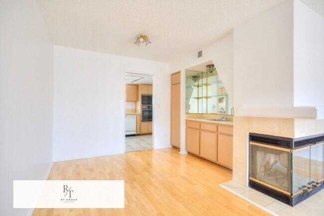 Building Photo - Beautiful Front Unit in Gated Community – ...