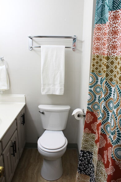 Building Photo - 3908 Pleasant Valley Blvd