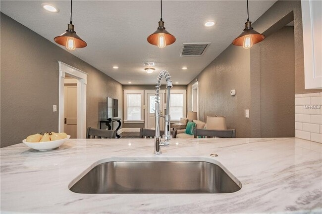 Building Photo - "Charming 3-Bed, 2-Bath Gem in Tampa's Heart - 1244 Sq Ft of Comfort Awaits!"