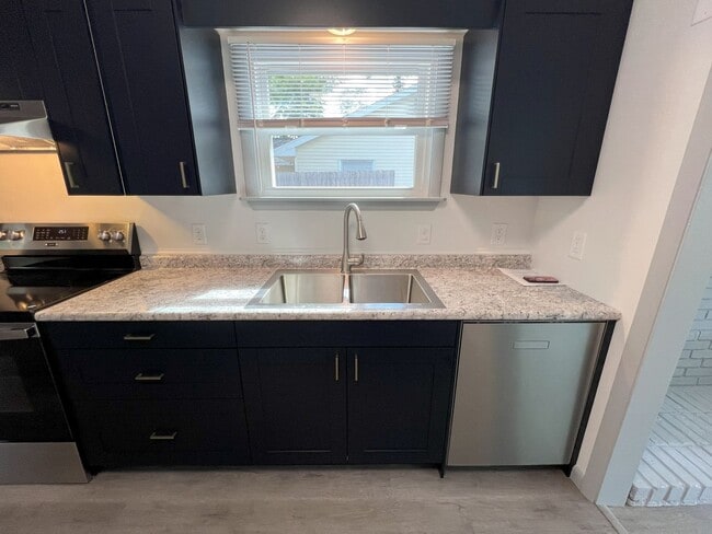 Building Photo - NEWLY REMODELED 3 BEDROOM HOME NEAR CIVIC ...