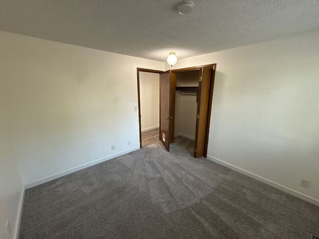 Building Photo - 869 Meadowlawn Dr SE