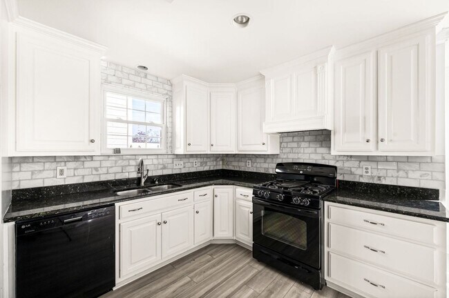 Building Photo - Awesome 4BR/3BA end-unit townhouse in the desirable River Plantation neighborhood!