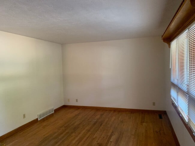 Building Photo - 3 bedroom, 1.5 Bath Home located near Skyv...