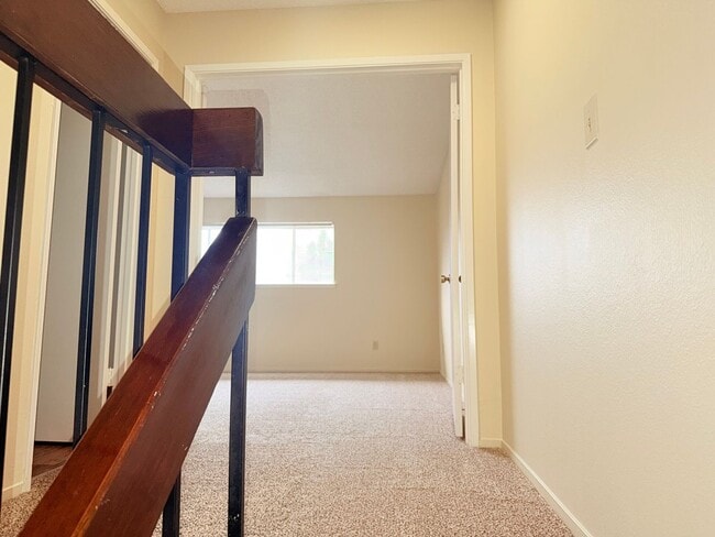 Building Photo - 2 bedroom 1.5 bath 2 story townhome