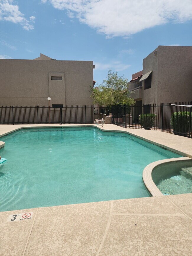 Building Photo - "Charming 2-Bed/1-bath in Phoenix with Cozy 704 Sq Ft Layout – Your Perfect Retreat in Phoenix!" ...